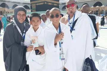 Encik Mohammed Ashraff Hussin bergambar bersama isteri, Cik Mardalina Mohamed Nossi, dan anak kembarnya Qayyim Fazhan Mohammed Ashraff (dua dari kiri) dan Qayyim Iylhan Mohammed Ashraff semasa menunaikan umrah pada Disember 2023. Cik Mardalina kelihatan memegang gambar Allahyarhamha Raisya Ufairah yang meninggal dunia pada 2022 akibat Covid-19.