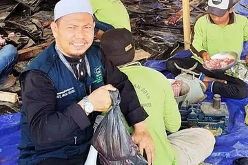 UNTUK AGIHAN: Ustaz Musa Zulkifli dengan bungkusan daging korban untuk diagihkan kepada fakir miskin di kawasan pedalaman di Lombok sebelum pandemik melanda. - Foto AL-IMTAQ INTERNATIOAL & SERVICES
