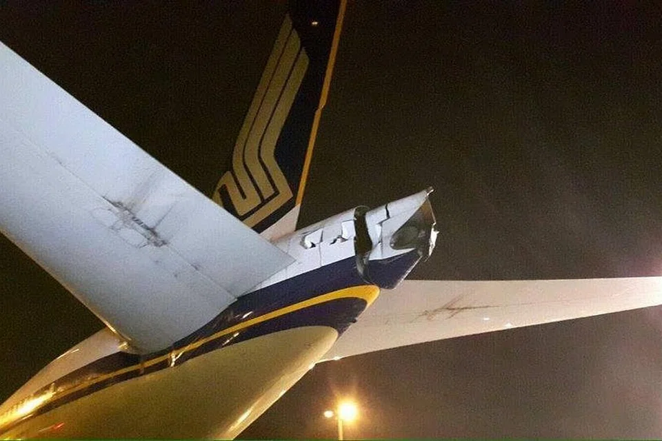 ROSAK: Ekor kapal terbang Singapore Airlines (SIA) yang berbentuk kon rosak selepas berlanggar dengan pesawat yang tidak bergerak semasa ia ditunda. - Foto STEVE POPE/AIRLINE HUB BUZZ