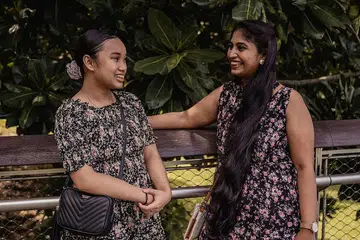 BIMBING ANAK MUDA: Walaupun sudah biasa menjadi seorang mentor, Cik Sarat (kanan) berkata pengalamannya kali ini berbeza dan ia memberi peluang baginya untuk melihat kehidupan dari perspektif berbeza ketika beliau membimbing Nur Zakirah. - Foto BH oleh NUR DIYANA TAHA 
