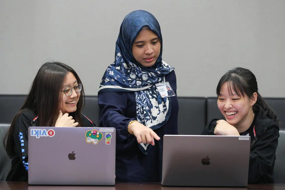 ANAK MUDA DALAM TEKNOLOGI: Cik Atiqah Abdul Khalim bersama rakan kerjaanya di syarikat teknologi kewangan Rakuten Viki. 