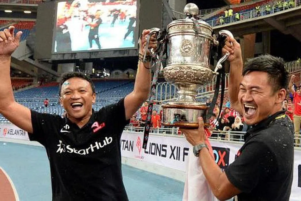 KEMENANGAN BERSEJARAH: Selepas berganding bagi memenangi Piala Malaysia sebagai pemain dalam 1994, Fandi (kiri) sekali lagi berganding dengan Nazri Nasir, pembantu jurulatih LionsXII, bagi meraih Piala FA. - Foto ZAINAL YAHYA