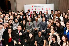 Para sukarelawan dan rakan kerjasama Palang Merah Singapura (SRC) bersama Presiden Tharman Shanmugaratnam di majlis Anugerah Palang Merah Singapura yang diadakan di Novotel Singapore pada 22 September.