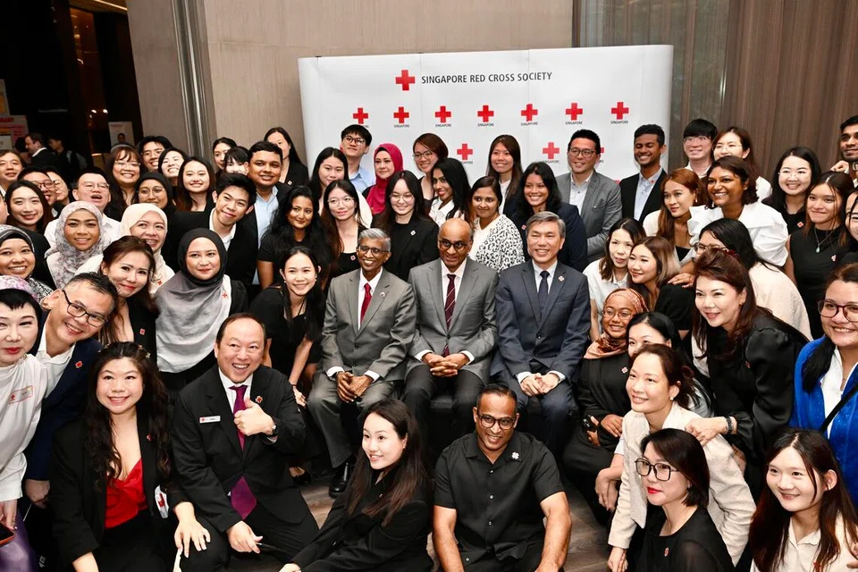Para sukarelawan dan rakan kerjasama Palang Merah Singapura (SRC) bersama Presiden Tharman Shanmugaratnam di majlis Anugerah Palang Merah Singapura yang diadakan di Novotel Singapore pada 22 September.