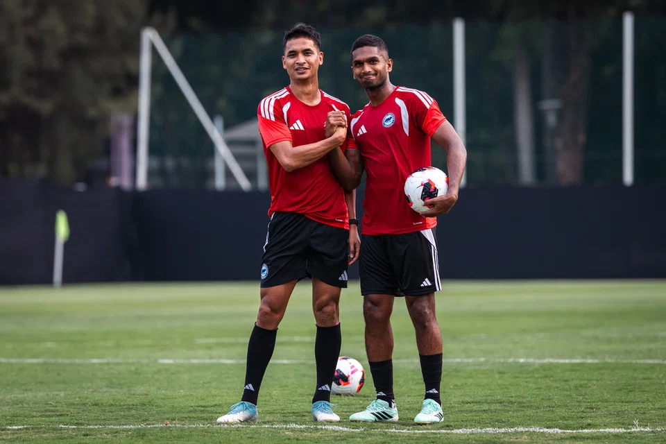 Gandingan pemain pertahanan berpengalaman Safuwan Baharudin (kiri) dan kapten pasukan Hariss Harun (kanan) bakal menjadi kunci utama benteng Singapura dalam menyekat asakan Malaysia.