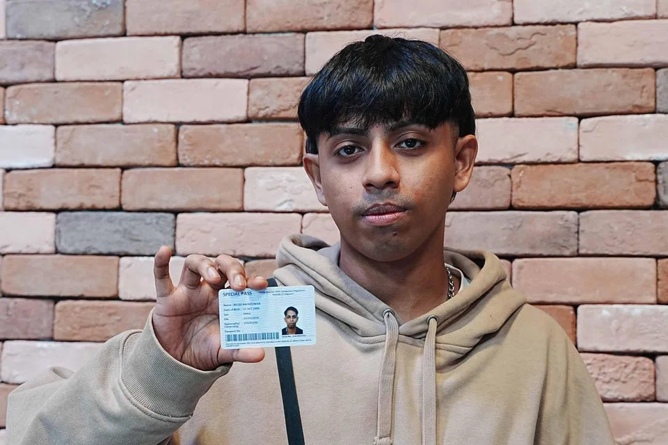 Encik Ricqo Rafiezuwan sedang menunjukkan Pas Khas yang membolehkan beliau tinggal di Singapura dan bekerja. Walaupun dilahirkan di Singapura dan menetap di sini sepanjang hidup, beliau tidak punya kerakyatan dan tidak diiktiraf sebagai warga mana-mana negara.