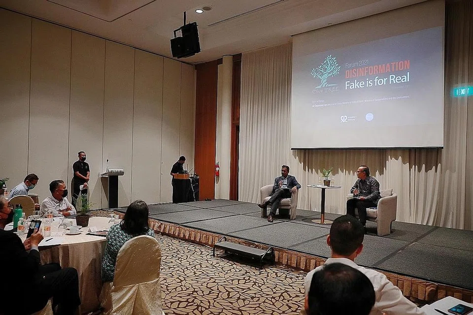 ANTARA AHLI PANEL: Ketua Pusat Kecemerlangan bagi Keselamatan Nasional (CENS), Dr Shashi Jayakumar (kiri), membentangkan pandangan semasa sesi panel di Forum Olive Tree, dengan Encik Sujadi Siswo sebagai moderator (kanan).