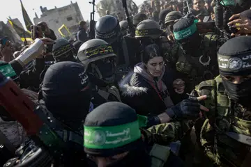 Pasukan Hamas membebaskan tebusan Israel Cik Arbel Yehud kepada Jawatankuasa Antarabangsa Palang Merah, di selatan Jaluran Gaza, pada 30 Januari.