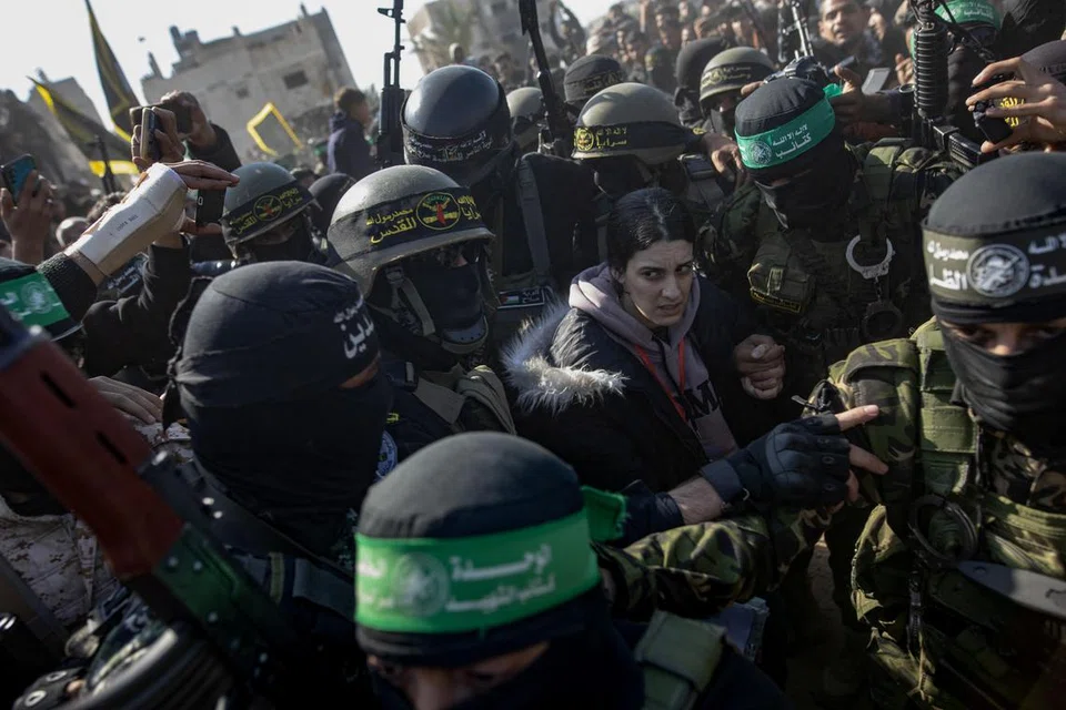 Pasukan Hamas membebaskan tebusan Israel Cik Arbel Yehud kepada Jawatankuasa Antarabangsa Palang Merah, di selatan Jaluran Gaza, pada 30 Januari.