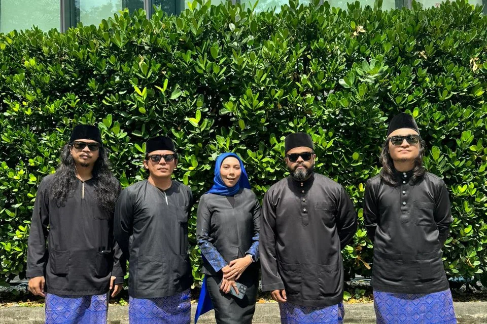 Alun Tradisi yang terdiri daripada (dari kiri) Ayob, Eja, Hazra Dollah, Totoy dan Amai sudah 17 tahun meneruskan misi memartabatkan lagu tradisional kontemporari Melayu. 