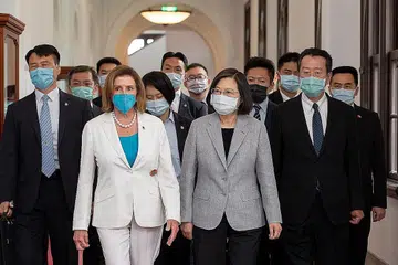 KUNJUNGAN MUHIBAH: Walaupun tertekan dengan bantahan dari China, Speaker Dewan Kongres Amerika Syarikat, Cik Nancy Pelosi (kiri) menyifatkan lawatannya ke Taiwan sebagai pertemuan dua sahabat demi memastikan kedamaian di Selat Taiwan dan melihat Taipei mempunyai kebebasan keselamatan. - Foto EPA-EFE