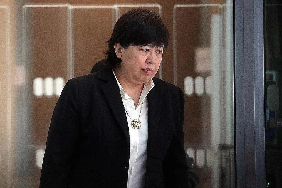 HADAPI TUDUHAN: Phoon Chiu Yoke, yang digelar 'Badge Lady' mahu dibicarakan dalam empat tuduhan, tiga daripadanya kerana gagal memakai pelitup apabila diwajibkan berbuat demikian. - Foto ST