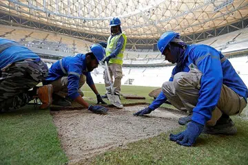 HAK DIJAGA: Dalam laporan sebelum pertandingan bermula, Amnesty menekankan kepada Fifa, agar menubuhkan dana pampasan bagi buruh migran yang didera. Dalam foto ini pekerja migran sedang menampal rumput dalam Stadium Lusail Stadium, stadium bagi Final Piala Dunia Qatar. - REUTERS