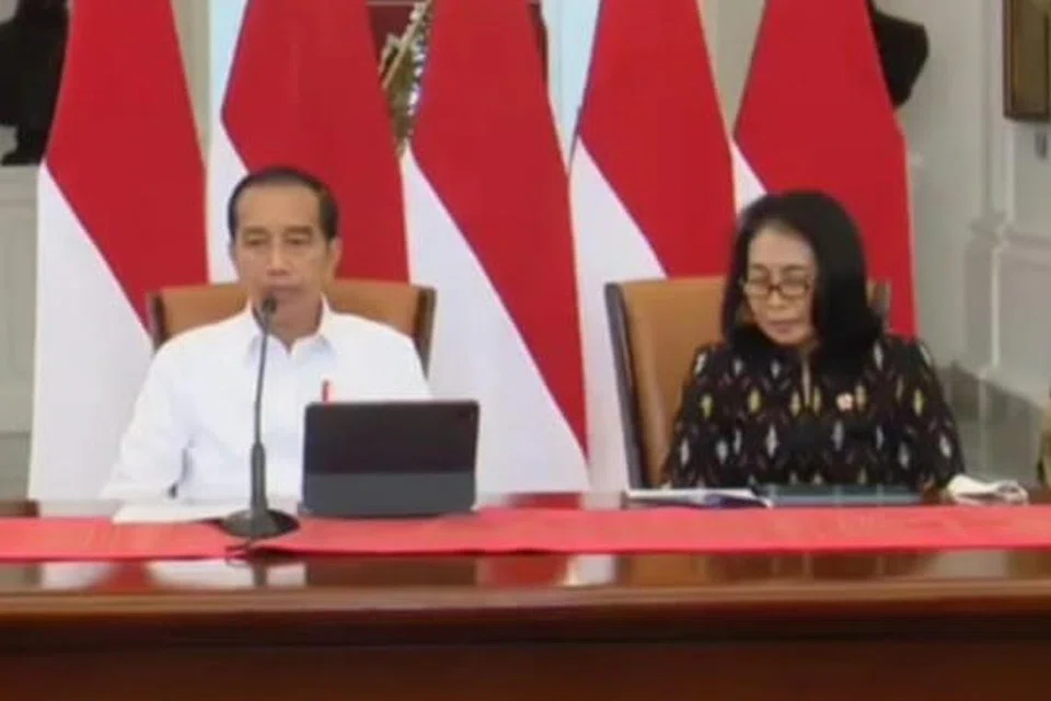 Timbalan Ketua Staf Presiden, Cik Jaleswari Pramodhawardani, ketika bersama Presiden Indonesia, Encik Joko Widodo, telah meletak jawatan sejurus selepas Encik Mahfud MD rasmi berundur daripada jawatan Menteri Penyelaras Ehwal Politik, Undang-Undang dan Keselamatan.