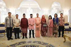 Menteri Pembangunan Sosial dan Keluarga, Encik Masagos Zulkifli Masagos Mohamad (tiga dari kiri) dan Menteri Pendidikan, Encik Desmond Lee (dua dari kiri), bersama isteri masing-masing, diraikan dalam majlis makan tengah hari oleh Pemangku Sultan Johor, Tunku Ismail Sultan Ibrahim (empat dari kiri), dan isteri, Che’ Puan Mahkota Khaleeda Johor semasa menghadiri majlis Rumah Terbuka Hari Raya keluarga diraja Johor pada 21 Mac.