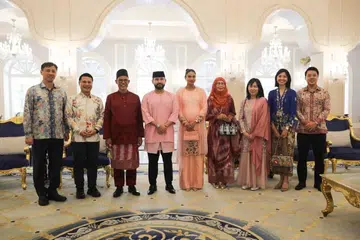 Menteri Pembangunan Sosial dan Keluarga, Encik Masagos Zulkifli Masagos Mohamad (tiga dari kiri) dan Menteri Pendidikan, Encik Desmond Lee (dua dari kiri), bersama isteri masing-masing, diraikan dalam majlis makan tengah hari oleh Pemangku Sultan Johor, Tunku Ismail Sultan Ibrahim (empat dari kiri), dan isteri, Che’ Puan Mahkota Khaleeda Johor semasa menghadiri majlis Rumah Terbuka Hari Raya keluarga diraja Johor pada 21 Mac.