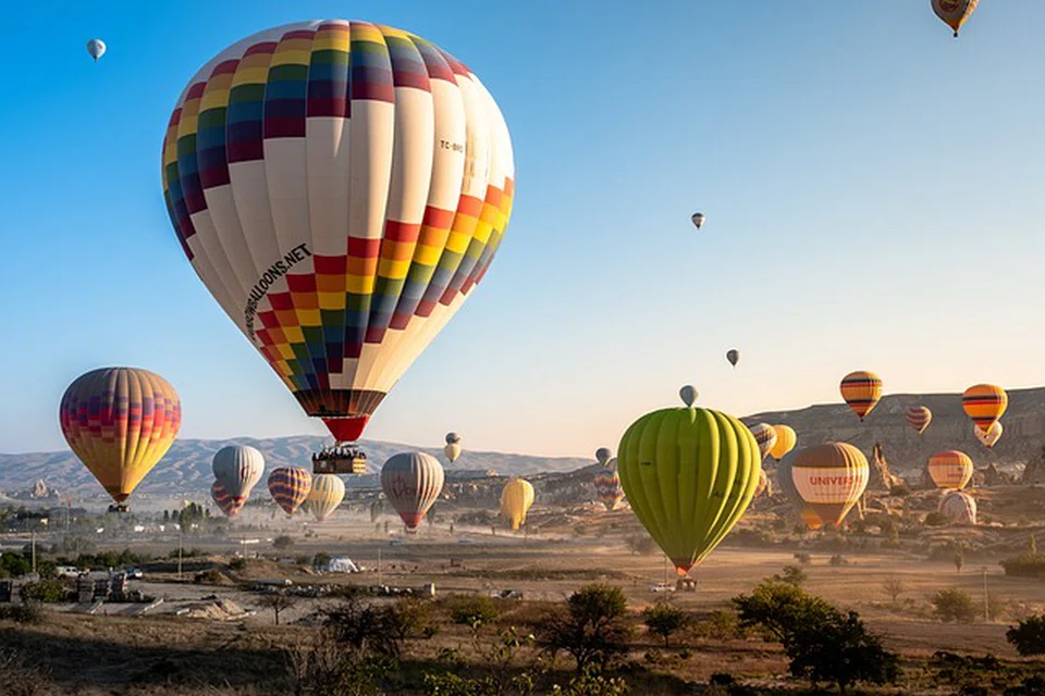 NIKMATI PEMANDANGAN INDAH DARI ATAS LANGIT: Pelancong boleh melihat pemandangan lembah di Cappadocia dengan menaik belon panas.