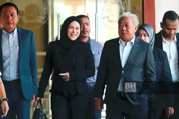 MENGAKU TIDAK BERSALAH: Bung Moktar dan isterinya, artis Zizie Ezette, tiba di Mahkamah Sesyen Jenayah, Kuala Lumpur semalam. - Foto BHM