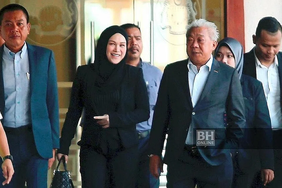 MENGAKU TIDAK BERSALAH: Bung Moktar dan isterinya, artis Zizie Ezette, tiba di Mahkamah Sesyen Jenayah, Kuala Lumpur semalam. - Foto BHM