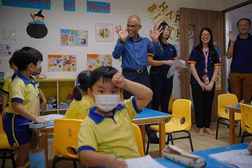 JAGA KEBAJIKAN: Semasa lawatannya ke tadika Learning Kidz @ Jubilee Square semalam, Encik Masagos berkata gaji yang berdaya saing adalah penting untuk mengekalkan tenaga pengajar. - Foto BH oleh MARK CHEONG