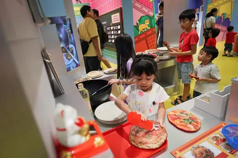 Selain bermain dengan bongkah Lego, kanak-kanak boleh mempelajari tentang sejarah dan budaya penjaja Singapura di pameran khas ‘Into the Hawkerverse’ di Muzium Kanak-Kanak Singapura (CMSG).