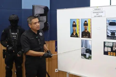 Pemangku Pengarah Jabatan Siasatan Jenayah Narkotik (JSJN) Bukit Aman, Penolong Pesuruhjaya Mat Zani @ Mohd Salahuddin Che Ali, memberi penerangan butiran suspek dan dadah yang dirampas selepas menumpaskan satu sindiket dadah antara yang terbesar di Johor.