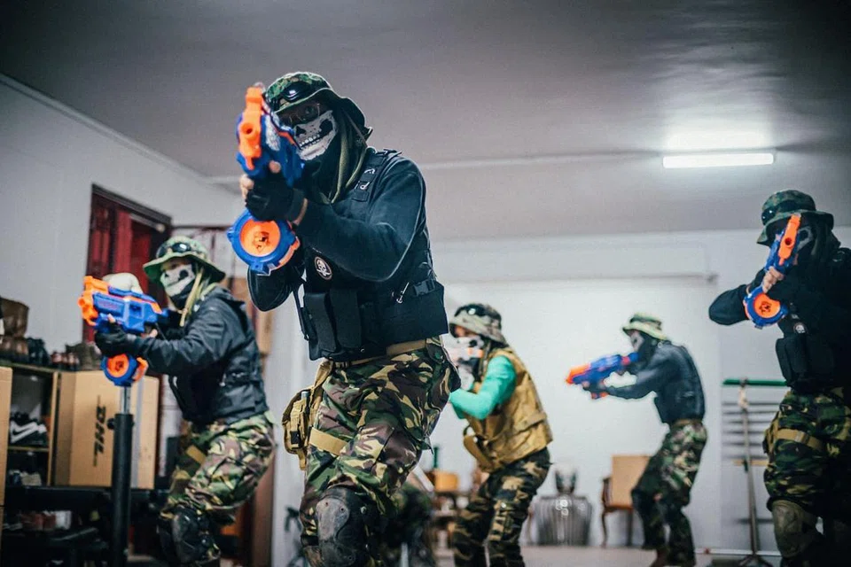 PERLU PATUH FORMASI: Dalam setiap pusingan permainan itu, lima adik-beradik itu perlu ingat dan melaksanakan beberapa formasi 'serangan' tertentu, -