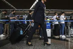 LANGKAH PERKETAT KAWALAN TANPA DISKRIMINASI: PM Anwar Ibrahim mengatakan kerajaan akan mengetatkan kawalan kemasukan pelancong ke Malaysia tanpa menjuruskan langkah itu hanya terhadap pelancong dari China. - Foto EPA-EFE