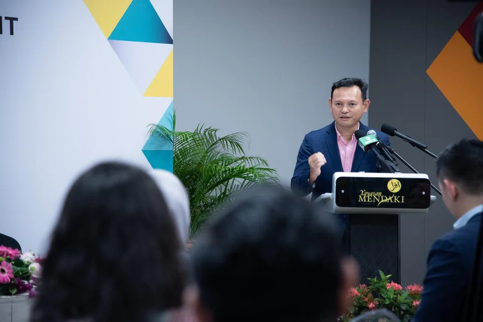 Menteri Negara Kanan (Pertahanan merangkap Tenaga Manusia) yang juga Timbalan Pengerusi Mendaki, Encik Zaqy Mohamad, menyaksikan majlis menandatangani Memorandum Perjanjian (MOA) dua tahun antara Yayasan Mendaki dan Tanoto Foundation pada 9 Mac.