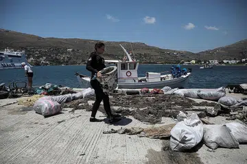 LAUT SEMAKIN TENAT: Relawan daripada sebuah badan alam sekitar mengangkat mangkuk tandas yang ditarik keluar dari dasar laut dekat Kepulauan Andros di Bahama (gambar atas) dengan pencemaran laut diperburukkan dengan amalan menangkap ikan secara tidak bertanggungjawab yang berlaku di setiap pelusuk benua hari ini. - Foto-foto REUTERS, AFP