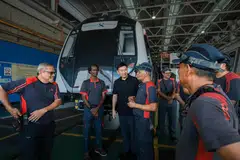 BERI PENGHARGAAN: Pemangku Menteri Pengangkutan, Encik Chee Hong Tat (tiga dari kiri), beramah mesra dengan kakitangan SMRT yang telah menjayakan program pembaharuan itu pada Rabu di Depoh Bishan.