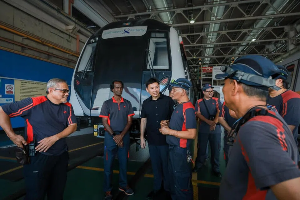 BERI PENGHARGAAN: Pemangku Menteri Pengangkutan, Encik Chee Hong Tat (tiga dari kiri), beramah mesra dengan kakitangan SMRT yang telah menjayakan program pembaharuan itu pada Rabu di Depoh Bishan.