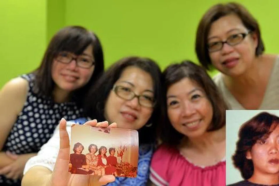 KENAL MASLINA?: (Dari kiri) Cik Lim Swee Kin, Cik Lim Swee Geok, Cik Lim Swee Hwa, dan Cik Susie Kim menunjukkan gambar kali terakhir mereka berjumpa dengan kakak dan adik kandung mereka, 'Maslina' (gambar sisipan), yang telah diberikan kepada keluarga Melayu. - Foto M.O. SALLEH