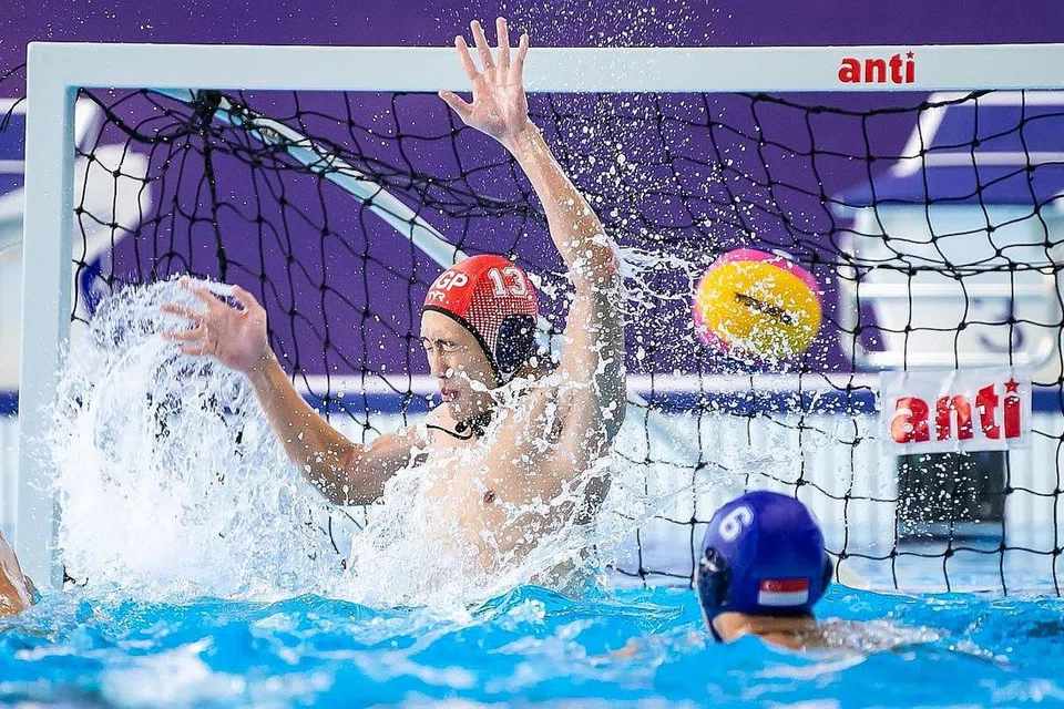 KEKALAHAN SULUNG: Penjaga gawang negara Lee Kai Yang tidak mampu menyelamatkan salah satu gol yang dijaringkan Indonesia ketika mereka Singapura tewas 5-7 di tangan Indonesia pada perlawanan Sukan SEA kelmarin. - Foto SNOC