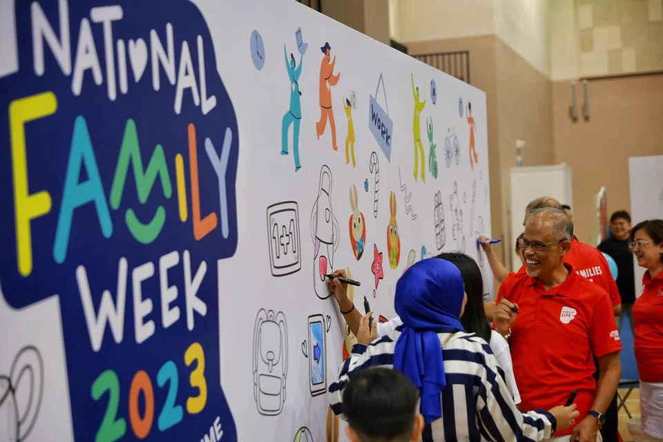 WARNAKAN MURAL: Encik Masagos Zulkifli Masagos Mohamad menyertai orang ramai untuk mewarnakan mural di majlis pelancaran Minggu Keluarga Nasional di Our Tampines Hub.
