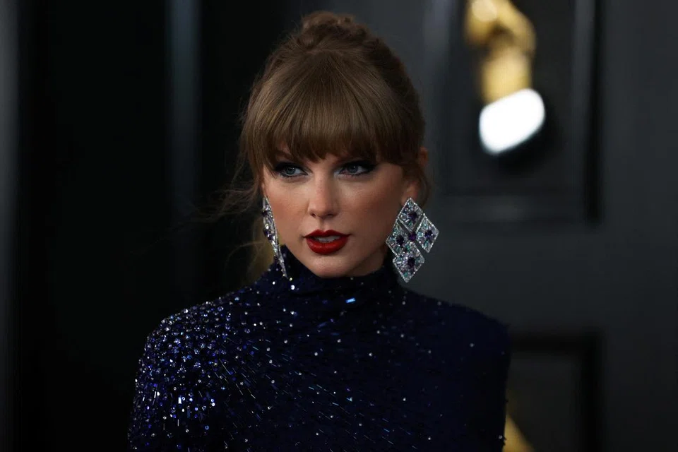 MABUK TAYLOR SWIFT: Gara-gara ingin memiliki tiket konsert Taylor Swift dengan segera, beberapa pemuda memuat naikkan ‘iklan peribadi’ untuk mencari pasangan yang memiliki kad kredit UOB bagi membolehkan mereka menempah awal tiket berkenaan.