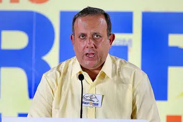 SETUJU UNDUR: Ketua Parti Pembaharuan (RP), Encik Kenneth Jeyaretnam, bersetuju memberi laluan kepada Dr Tan Cheng Bock daripada Parti Kemajuan Singapura (PSP) untuk bertanding di GRC West Coast bagi mengelak pertembungan tiga penjuru. - Foto fail