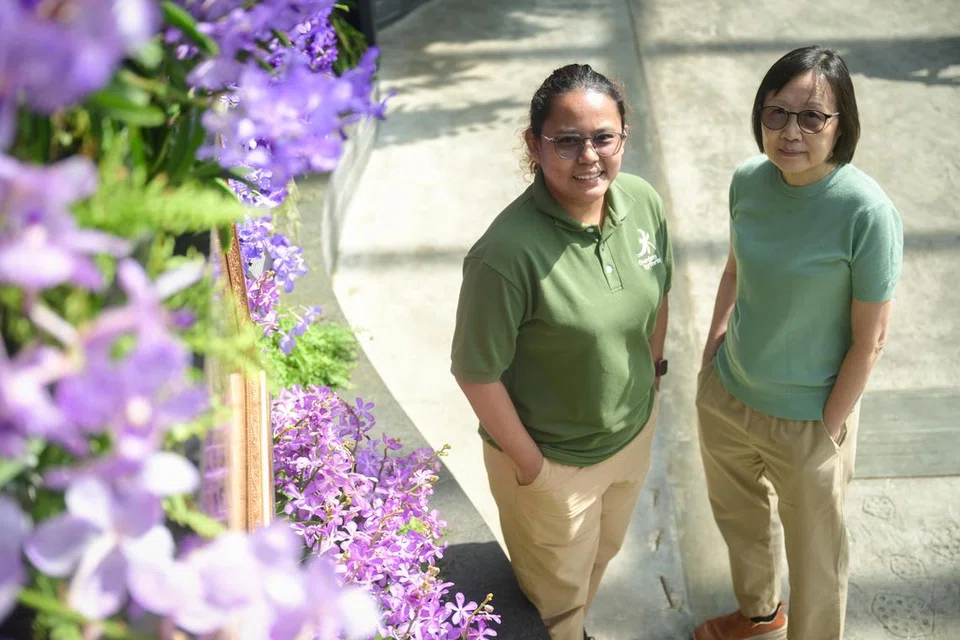 Pengurus Penyelidikan dan Hortikultur di Gardens by the Bay, Cik Siti Nurziana Yacob (kiri), dan Timbalan Pengarah Penyelidikan dan Hortikultur, Cik Andrea Kee di pameran, Orchids from the Land of Smiles, yang diadakan di konservatori Cloud Forest.