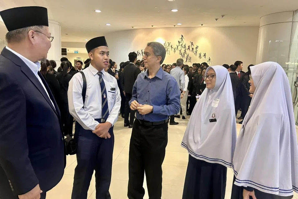 Pemangku Menteri Bertanggungjawab bagi Ehwal Masyarakat Islam, Profesor Madya Dr Muhammad Faishal Ibrahim (tengah) berinteraksi dengan pelajar madrasah di Institut Pendidikan Teknikal (ITE) Kolej Central di Ang Mo Kio pada 17 Ogos. 