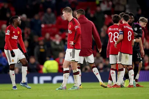 SEMANGAT JUANG BERAKHIR: Para pemain Manchester United kelihatan kecewa selepas pasukan mereka mengakhiri kempen Liga Juara-Juara dan tewas di tangan Bayern Munich.