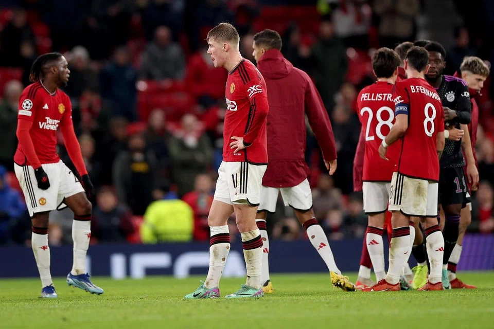 SEMANGAT JUANG BERAKHIR: Para pemain Manchester United kelihatan kecewa selepas pasukan mereka mengakhiri kempen Liga Juara-Juara dan tewas di tangan Bayern Munich.