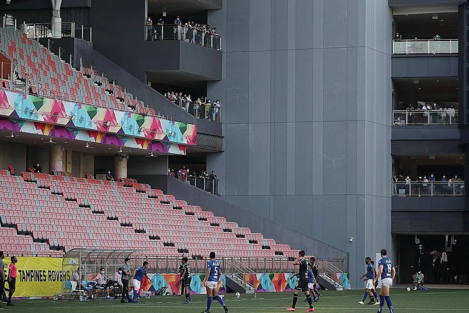 GIGIT JARI: Dalam perlawanan antara pendahulu liga Tampines Rovers dengan Hougang United di Tampines pula, pasukan tuan rumah terpaksa menggigit jari selepas tewas 1-2. - Foto BH oleh JASON QUAH