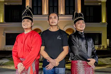 KOLABORASI SENI: (Dari kiri) Dr Amin Farid, Encik Ade Rangkoto dan Encik Norisham Osman berkolaborasi mempromosikan Randai. - Foto BM oleh NUR DIYANA TAHA 