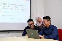 Platform berasaskan kecerdasan buatan (AI), Akademi Interactive, yang diterajui oleh Encik Rudy Hakeem (paling kanan), dibangunkan atas nasihat mantan pengetua sekolah, Cik Moliah Hashim (tengah), bersama Encik Nabil Kamsir sebagai Pengurus Operasi.