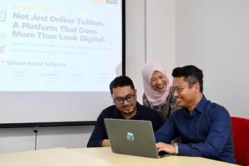 Platform berasaskan kecerdasan buatan (AI), Akademi Interactive, yang diterajui oleh Encik Rudy Hakeem (paling kanan), dibangunkan atas nasihat mantan pengetua sekolah, Cik Moliah Hashim (tengah), bersama Encik Nabil Kamsir sebagai Pengurus Operasi.