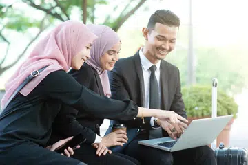 Sebagai pekerja Muslim, kita seharusnya menilai setiap tindakan supaya ia sejajar dengan ajaran Islam dan bukan sekadar mengikuti arus yang boleh merosakkan nilai murni dan persahabatan sesama rakan sekerja.