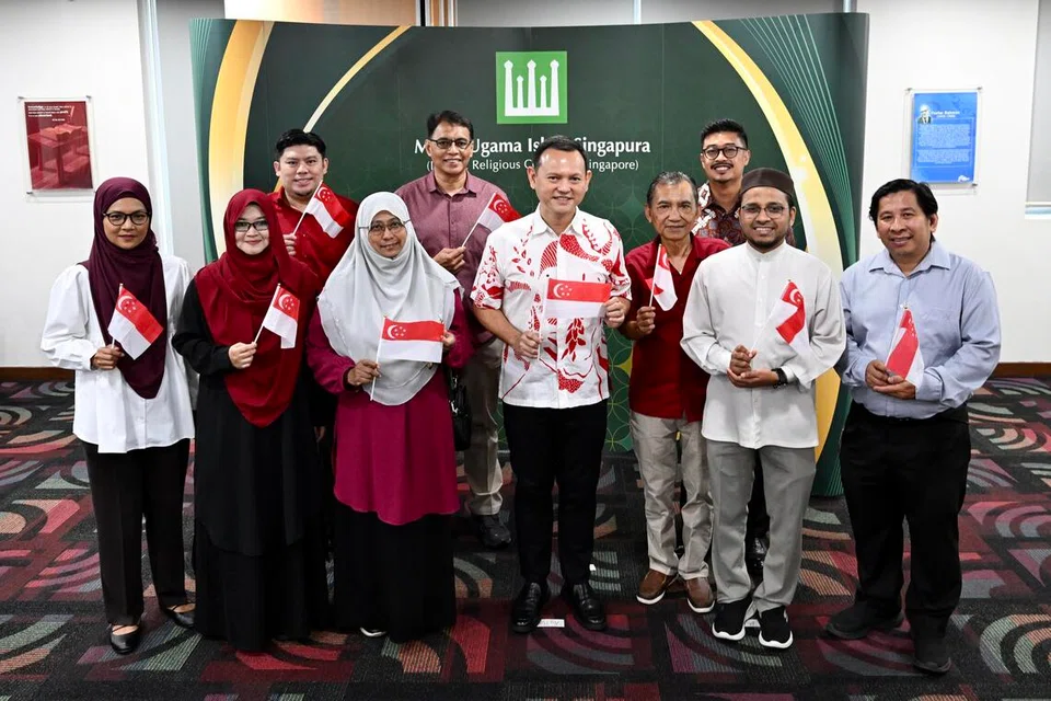 Pemangku Menteri Bertanggungjawab bagi Ehwal Masyarakat Islam merangkap Menteri Negara Kanan (Pertahanan), Encik Zaqy Mohamad (lima dari kanan) bersama kepimpinan kanan MUIS dan anggota Majlis.
