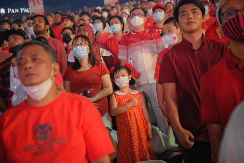 Orang ramai kelihatan menyanyikan, Lagu Kebangsaan, semasa Perbarisan Hari Kebangsaan pada 9 Ogos 2022.