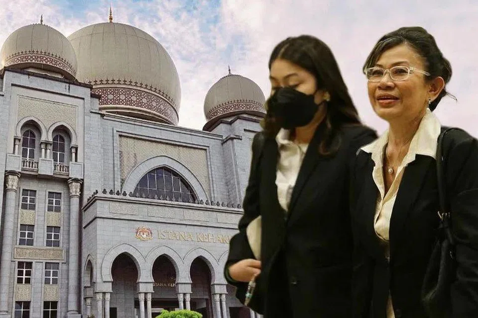 Peguam, Cik Nik Elin Zurina Nik Abdul Rashid (kanan), dan anaknya, Tengku Yasmin Nastasha Tengku Abdul Rahman, menerima ugutan susulan petisyen mencabar peruntukan dalam Enakmen Kanun Jenayah Syariah (I) Kelantan 2019. 