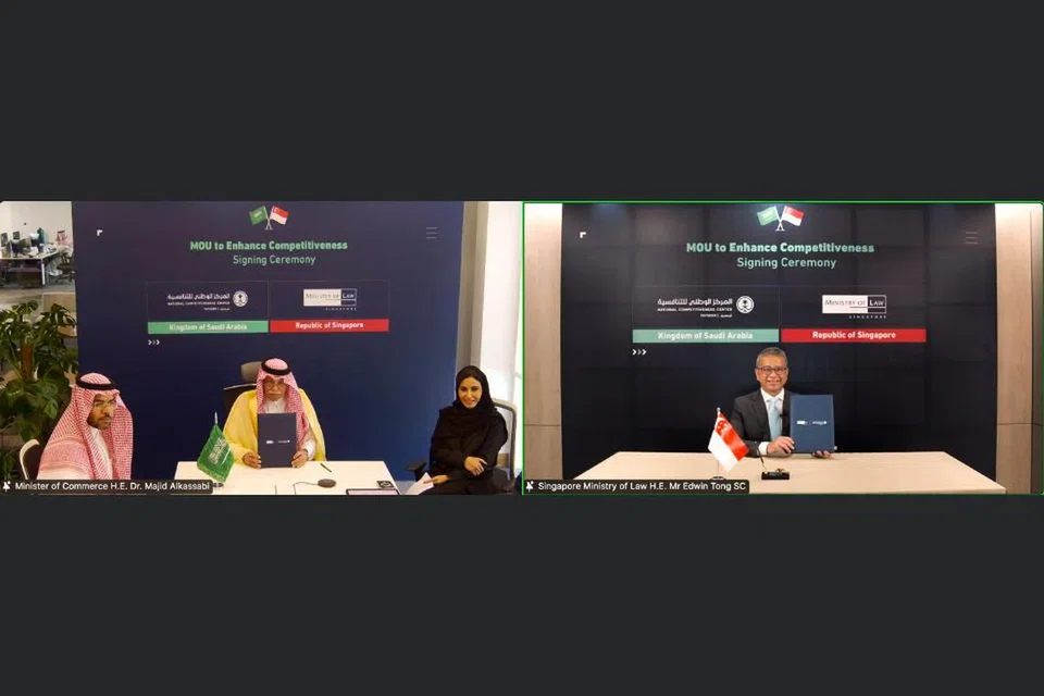 Satu memorandum persefahaman (MOU) yang bertujuan mempertingkat daya saing serta membina keupayaan dalam pelbagai sektor ditandatangani oleh Menteri Undang-Undang yang juga Menteri Kedua Ehwal Dalam Negeri, Encik Edwin Tong (kanan) dan Menteri Perdagangan Saudi, Dr Majid Al-Kassabi (kiri), pada 25 Mei.